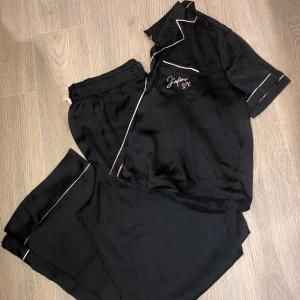 Siden pyjamas PRIMARK - Tjusiga siden pyjamas i gott skick