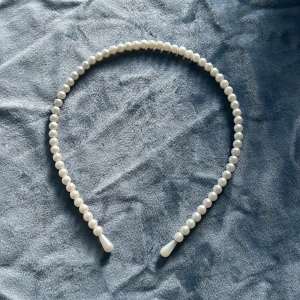 Smycken 3 för 1 - Smycken som jag säljer ihop eller går att köpa separat  Örhängen = 30kr  Halsband = 90kr Hårband = 30kr  