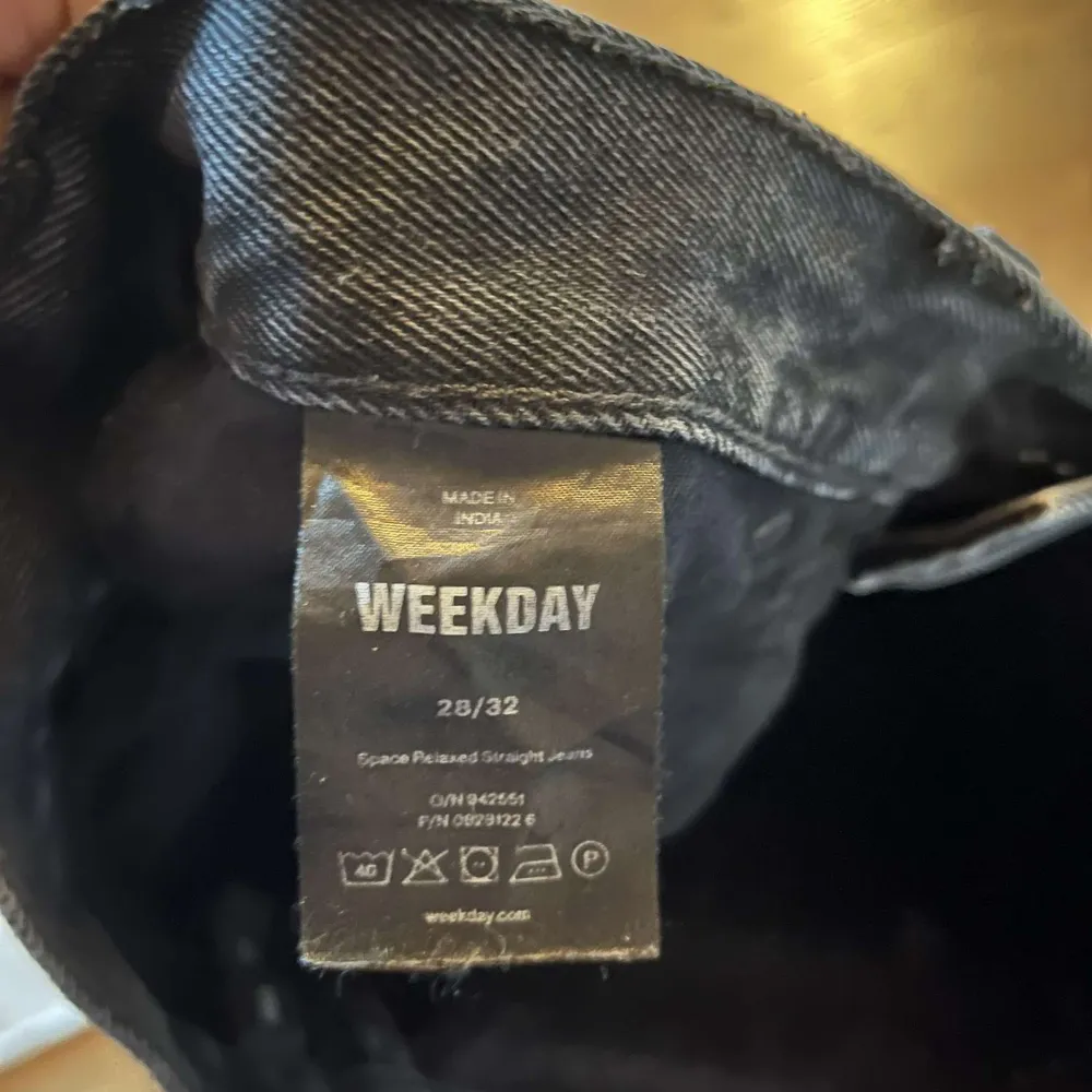 ett par svarta jeans från weekday, knappt använda i storlek 28/32 köptes för 600 nypris 250kr. Jeans & Byxor.