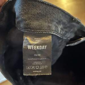 ett par svarta jeans från weekday, knappt använda i storlek 28/32 köptes för 600 nypris 250kr