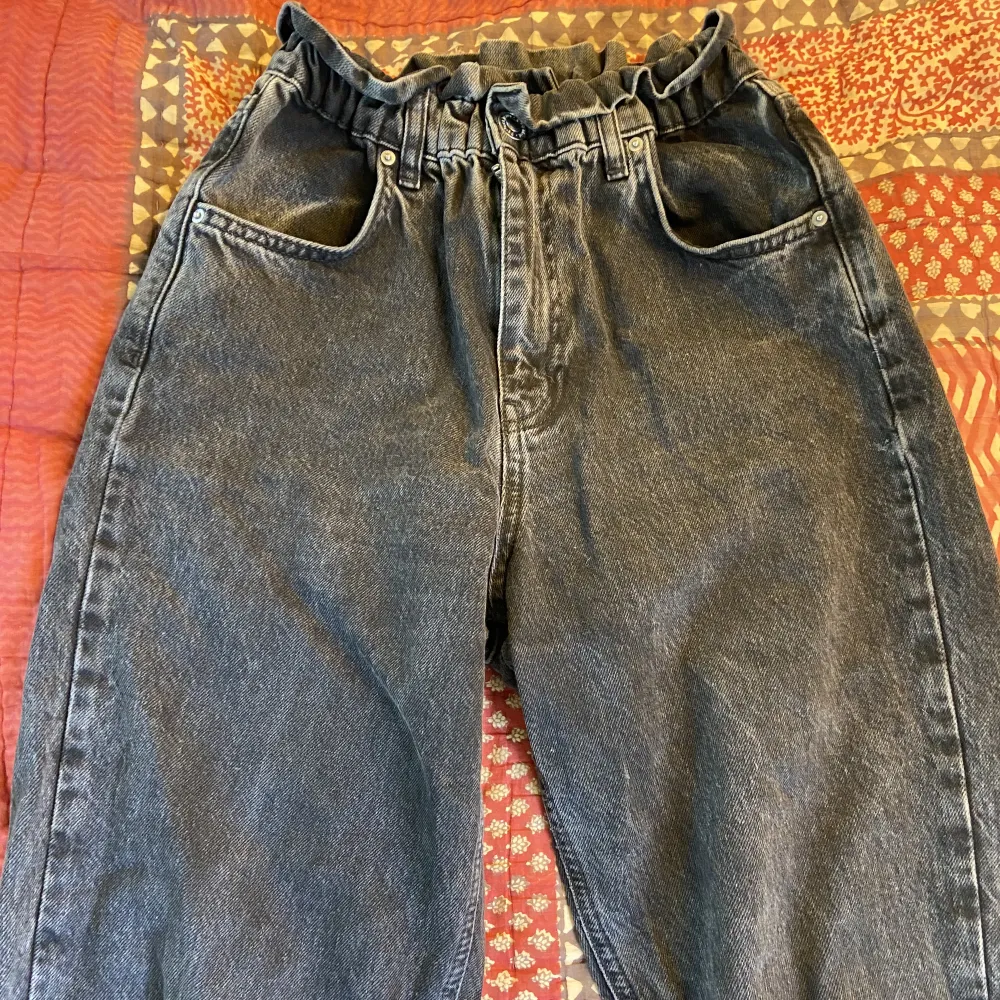 Svarta mom-jeans som är köpta på Gina tricot för några år sen. Stl 36💗. Jeans & Byxor.