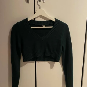Grön topp  - Grön stickad topp ( rätt kort ) 