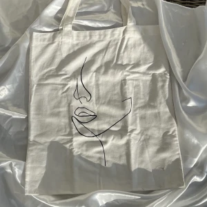 Tote bag - Vit tote bag med svart tryck. Knappt använd, nyskick(tvättas innan postning). Betalningen via swish❤️