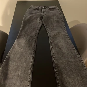 Lågmidjade jeans - fina lågmidjade jeans ifrån Gina tricot, storlek 32💕