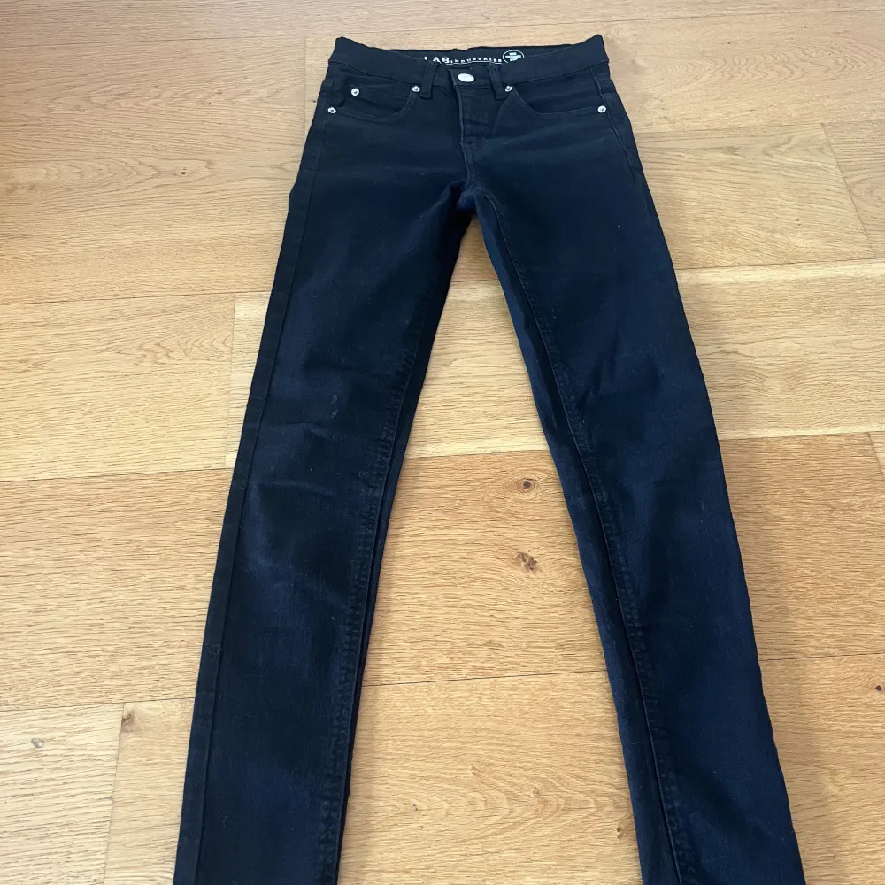 Säljer mina svarta skinny Jeans för att jag inte tycker om passformen och midjan dom är använda 2 gånger. . Jeans & Byxor.