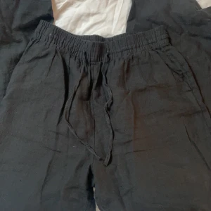 Linnebyxor  - Hej! Säljer ett par svarta vida linnebyxor ifrån ginatricot! Bitmärken på ena snöret men ingen som syns direkt (kolla sista bilden) 