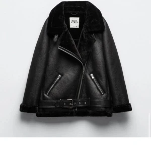 Skinnjacka med Päls - Säljer denna fina skinnjacka med päls från Zara pga att den inte kommer till användning. Den är i storlek Xs men passar även S. Sparsamt använd och i fint skick inga skador. ❤️