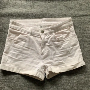 Vita shorts  - Vita korta jeansshorts från H&M. Använda men i bra skick. Inga fläckar. 