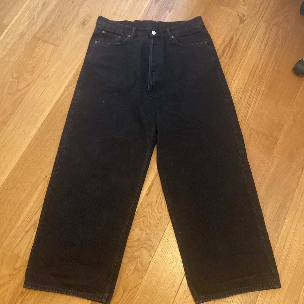 Svarta jeans från Weekday. Det har högst används tre gånger och är i bra skick. Storleken på jeansen är 33/32. . Jeans & Byxor.