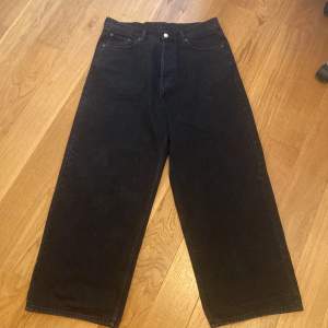 Svarta jeans från Weekday. Det har högst används tre gånger och är i bra skick. Storleken på jeansen är 33/32. 