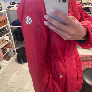 Använt skick. Snygg Moncler jacka. Stor i storleken 