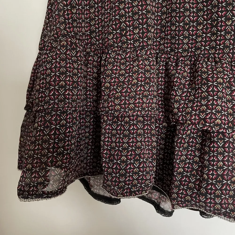 Mönstrad kjol med volanger ifrån uniqlo, storlek 170 men motsvarar S. Kjolar.