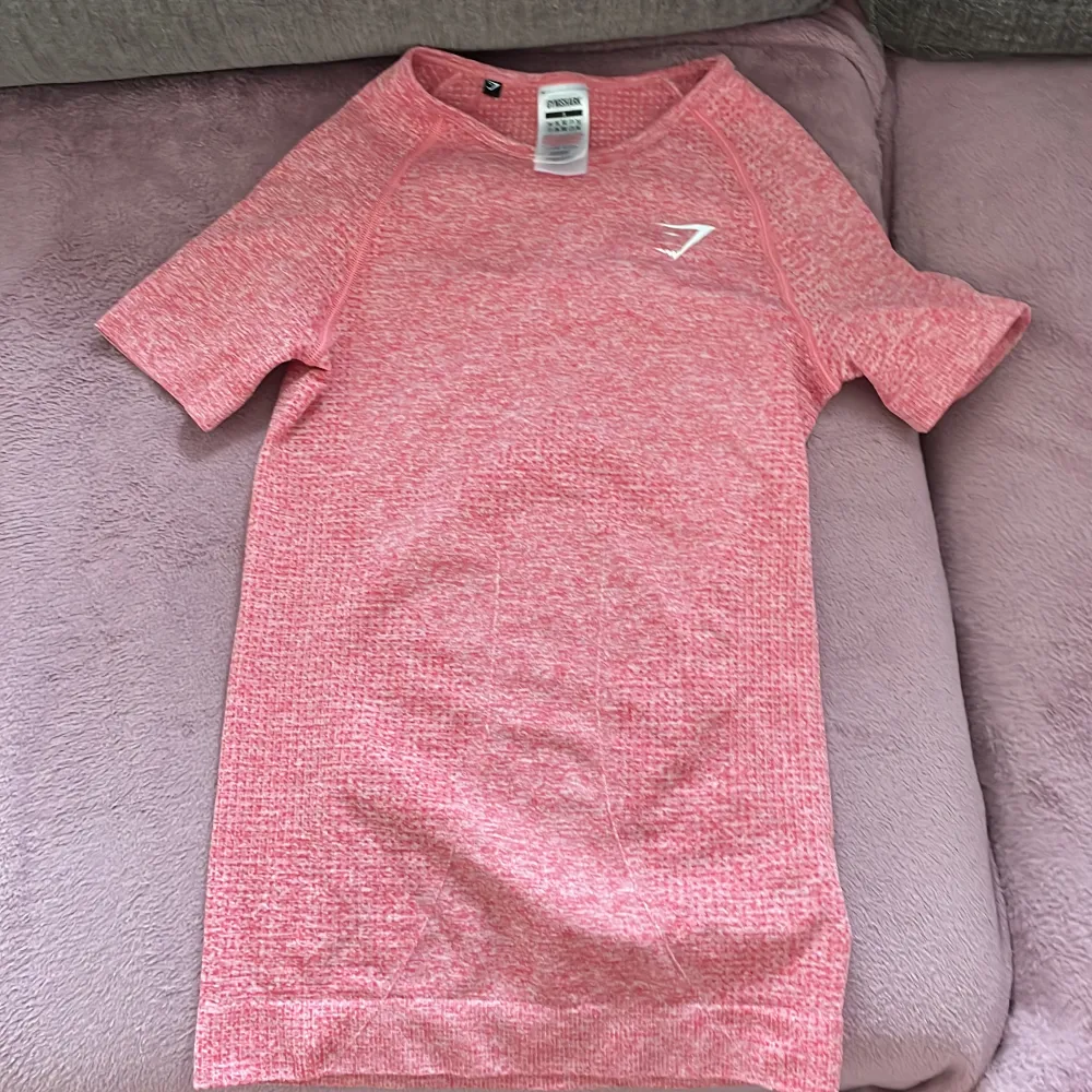 Rosa gymshark tröja kostade ca 300🌸. T-shirts.