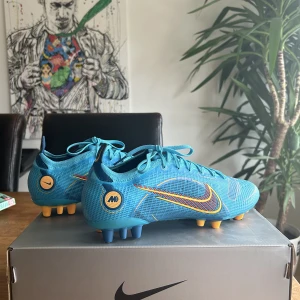 Fotbollsskor - Vapor 14 elite Ag. ENDAST använda en gång. Som nya, påse samt kartong medföljer. Skriv privat för eventuella frågor! NYPRIS: 2800kr