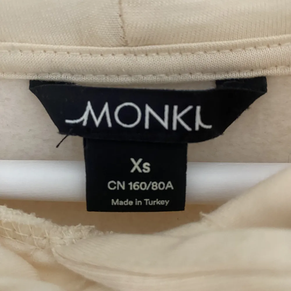 Fin beige hoodie från Monki i storlek xs. Knappt använd. Säljs för 130kr. Hoodies.