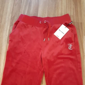 Röda oanvända juicy byxor - Röda nya juicy couture byxor sorry för dåliga bilder♡   PRIS KAN DISKUTERAS!