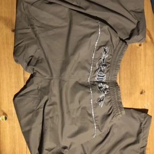 Byxor - Skit coola gråbruna byxor som ja säljer pågrund av inte riktigt min stil längre. De är i bra skick, passar till dig som är runt 160-165 lång.