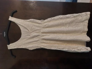 Vit klänning  - Vet inte exakt storlek men det är S