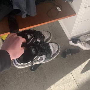 Nike dunk panda - Säljer ett par nike dunk panda, har ingen box och de är lite creasade så säljer dem billigt.