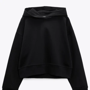 Hoddie från Zara  - Säljer min svarta hoddie från Zara. Det är slits på båda sidorna och den är i bra skick 🫶🏼