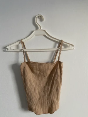 H&M linne - Storlek xs, Färg beige. Ett linne från H&M