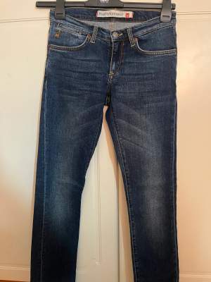 Low waisted Peak Performance jeans i väldigt bra skick, som nya. I storlek 26/32