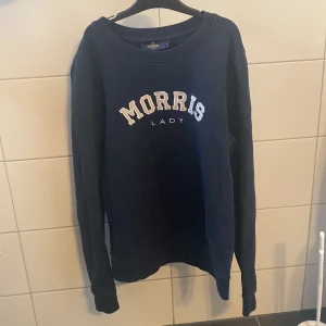 Blå tröja  - Säljer min mörkblå Morriströja. Storlek M men skulle säga att den passar en S bättre💕 använd 2 gånger🫶