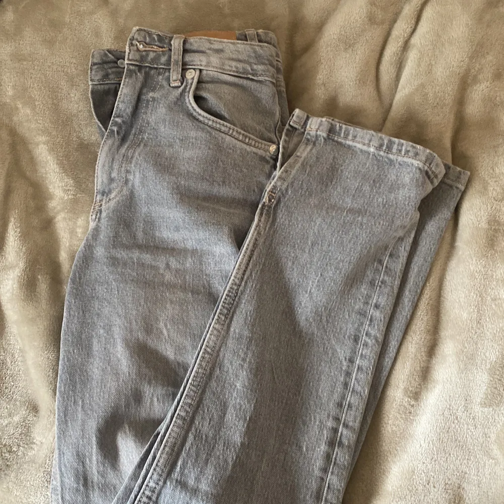 Snygga ljusgrå jeans från zara med slits längst ner som nästan aldrig är använda, (rensar gaderob) frakt tillkommer 💕. Jeans & Byxor.
