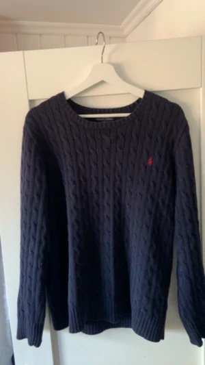 Ralph lauren kabelstickad  - Säljer nu min Ralph lauren kabelstickade tröja i storlek Medium Skick 8/10 Nypris 1699kr 