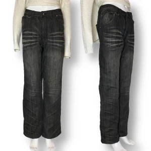 G Star Raw 3301 - Jeansen är förstora för dockan! Fint skick & bra kvalite. Vet ej om jeansen är menade för kvinnor eller män. Sitter lågmidjat på dockan men verkar egentligen vara högmidjad. ⚠️MÅTT!: Midjebredd 45cm, grendjup 29cm, höftbredd 50-51cm & innerbenslängd 79cm