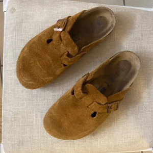 Birkenstock Boston - !ANVÄND EJ KÖP NU KNAPPEN! Inköpta för ett år sedan. Använd en säsong men i gott skick. Storlek 36, färgen ”Mink” (ej gjord av mink alltså!) säljer pga inte riktigt min färg ✨