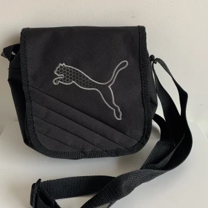 Axelremsväska  - Pumaväska som inte kommer till användning! Justerbart band