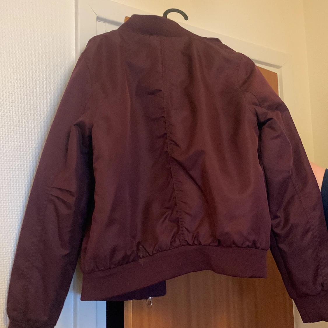 Vinröd bomberjacka  - 91