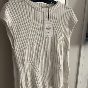 Stickad topp - Söt vit topp som är helt oanvänd, lappen är kvar. Skriv för fler bilder eller vid frågor!! 