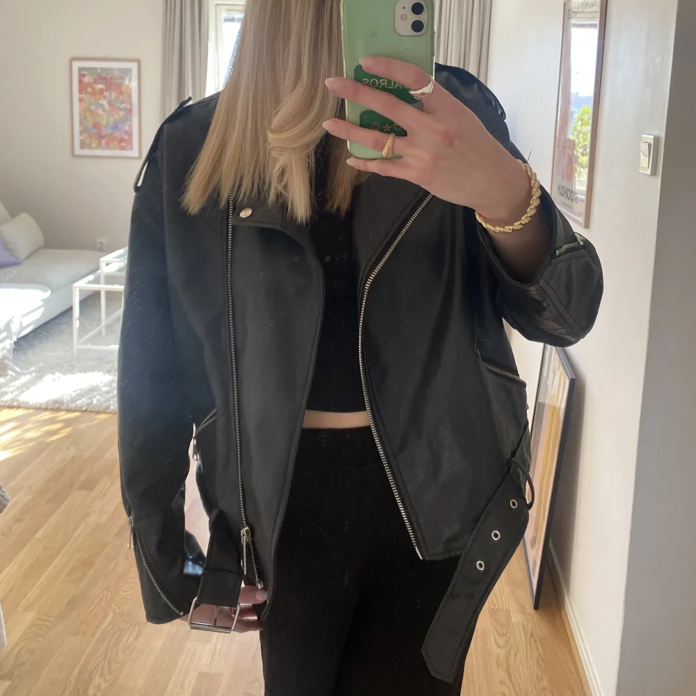 Oversize skinnjacka fr missguided. Perfekt till vår/sommar! Oversize look på mig som vanligtvis är strl 38 🫶🏼 Bra skick!. Jackor.