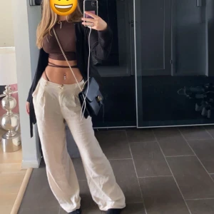 Linnebyxor  - Säljer ett par beige linnebyxor som är använda 2-3 gånger. 