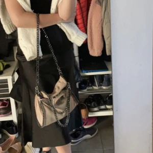 Kjol - Svart satinkjol från nakd. Har en dåld dragkedja på sidan🤍passar 34-36