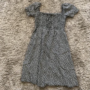 Klänning  - Fin sommarklänning. Storlek xxs men passar även xs. 15 kr + frakt, kan tänka mig att sänka priset.