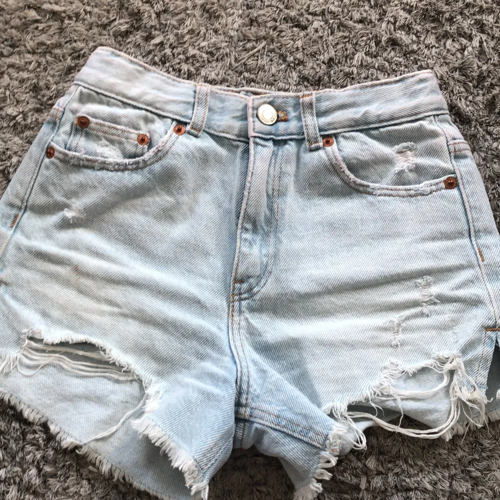 Ett par jätte snygga jeansshorts från zara barn i storlek 134. Köpta förra året. 50 kr + frakt.. Shortsit.