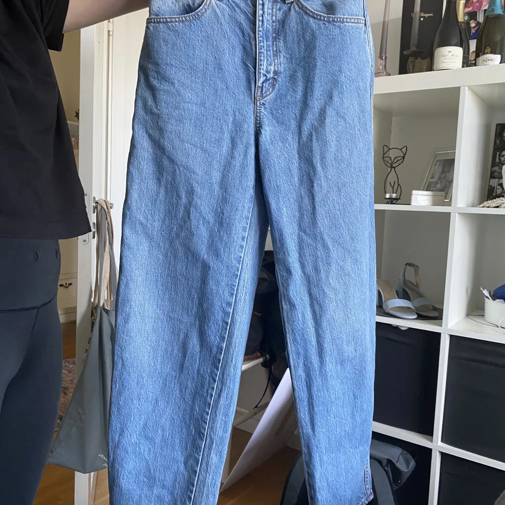 Säljer dessa jeans från märket UNIQLO. Är i nyskick men tyvärr för små för mig:( skulle säga att om man har storlek S vanligtvis passar dessa. . Jeans & Byxor.