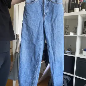 Säljer dessa jeans från märket UNIQLO. Är i nyskick men tyvärr för små för mig:( skulle säga att om man har storlek S vanligtvis passar dessa. 