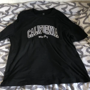 Tröja - En svart o vit tröja i storlek M