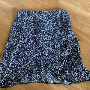Säljer denna kjol från Shein pga att den aldrig kommer till användning längre! Tryck INTE på köp nu! Köparen står för frakt!❤️