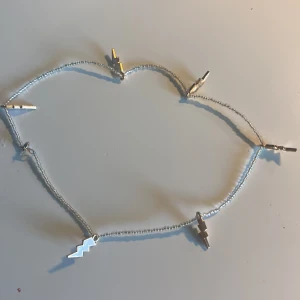 Halsband  - Halsband med blixtar på