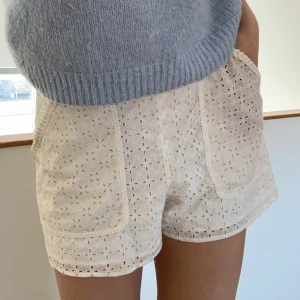 Zara shorts - Jättefina shorts från zara strl L som är helt slutsålda. Dom är knappast använda!!💗💗. Zara storlekar är ganska små och därför passar dem också M. 