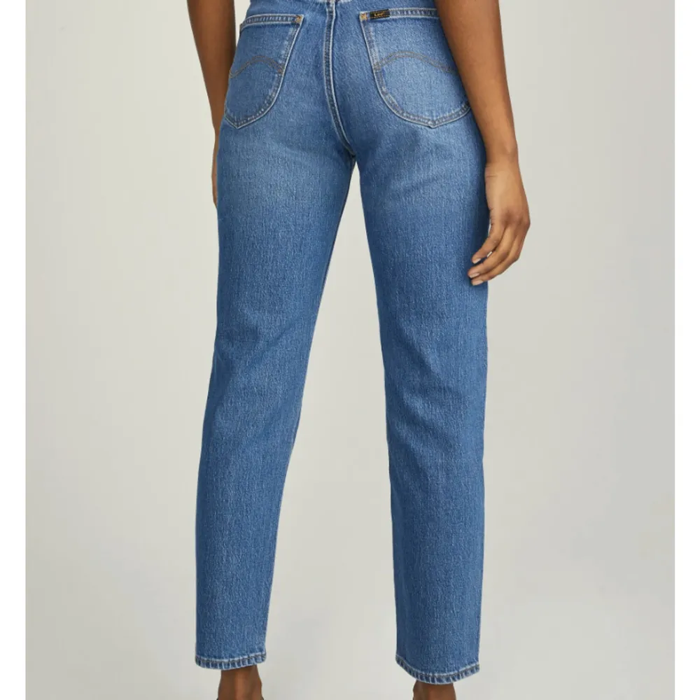 Raka cropoade Lee jeans i väldigt fint skick.. Jeans & Byxor.