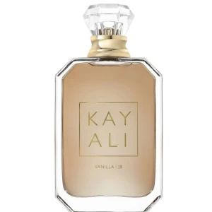 Kayali vanilla parfym - Helt ny, använd ett fåtal gånger. Uppskattas vara ca 45 ml av 50 ml kvar. Innehållet är lila, därför att vaniljen oxiderar med tiden. Originalpris 949 kr.🤍