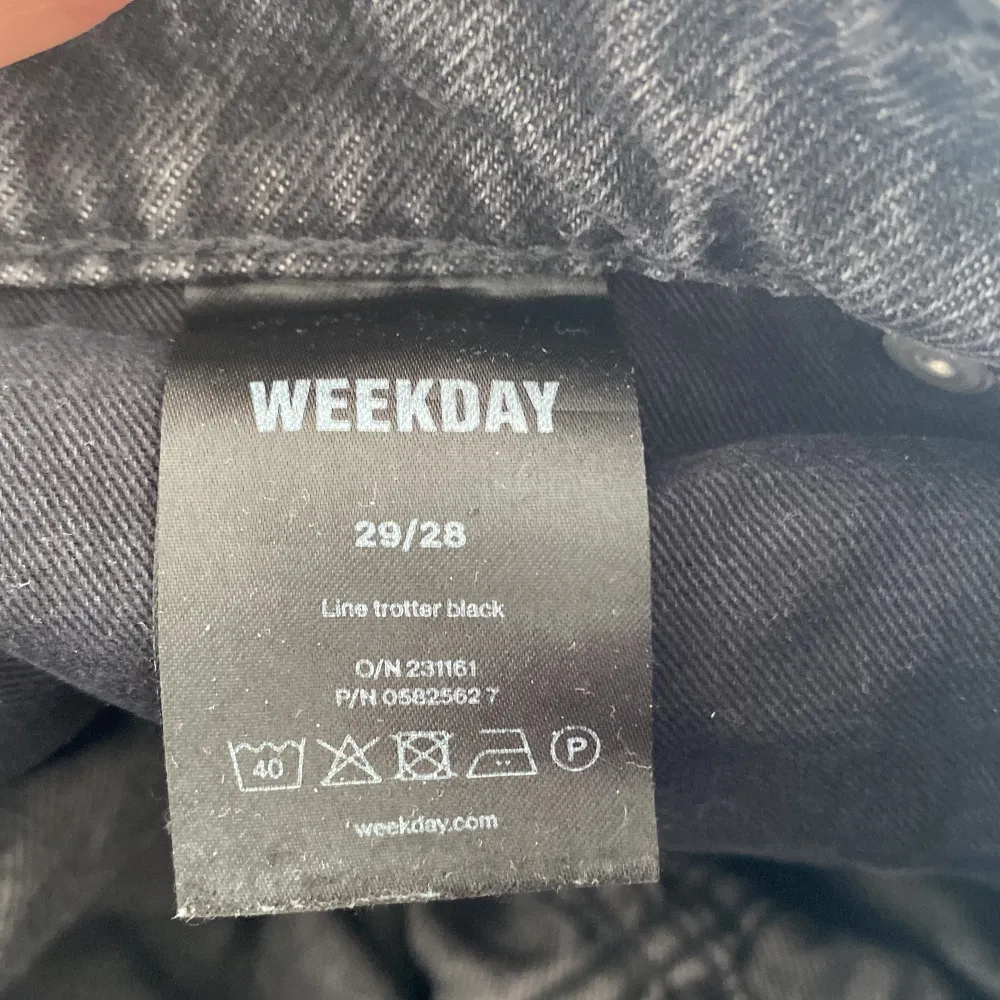 Säljes svarta weekday jeans som är använda och är i storlek 29/28. Jeans & Byxor.