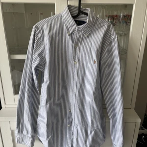 Randig skjorta - Blåvit randig skjorta. Slim fit