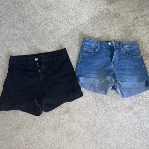Jeansshort - Ett par blåa jeanshort Ett par svarta jeanshort